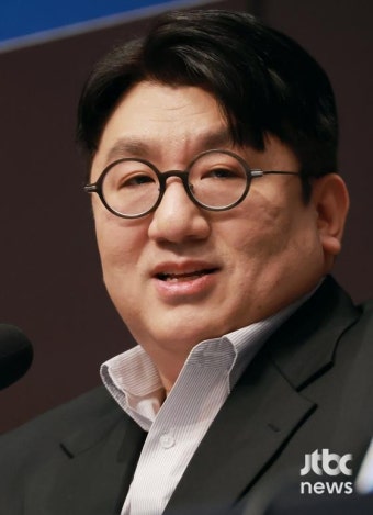 방시혁 '사기적 부정거래' 혐의 조사에 하이브 주가 2.5% 하락