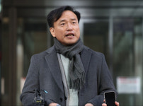 김종철 방미통위원장 첫 출근…