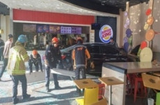 동두천 햄버거 매장에 승용차 돌진…운전자 70대, 3명 경상