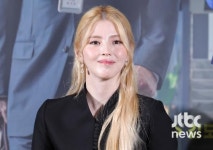 '인턴' 한소희, 금발+드레스… 완성형 인형 비주얼