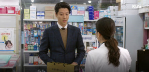 [월계수 양복점 신사들] 이동건, 아픈 조윤희 위해 약국 싹슬이...“마침 약국 다녀왔는데 종합감기약 먹을래요?” 츤데레 사랑꾼