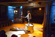 화염병과 백골단, 그리고 독특한 형식 연극 ‘더 헬멧’