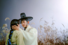 ‘어사와 조이’ 옥택연 김혜윤, 애틋한 갈대밭 눈물 키스