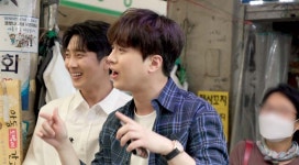 '트롯 절친' 이찬원-황윤성, 안동 전통시장 특급 팬서비스