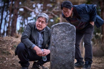 영화 '파묘' 최민식, 베테랑 풍수사 변신.. 
