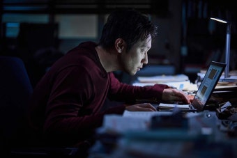 영화 '댓글부대'.. 손석구 '기자' 위기일발...