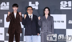 [TD포토] 연상호 감독 '김현주-배현성 배우와 함께 화이팅