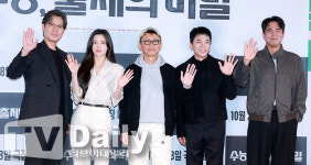 [TD포토] 유재명-이선빈-이용재 감독-김영민-전석호 '수능, 출제의 비밀' 기대해주세요