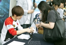 [가족e스포츠] 와치-카카오-잭선장! LoL 프로게이머 사인회 열려