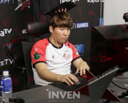 [크로스 파이널] 박령우, 풀세트 접전 끝에 야인 변현우 격파