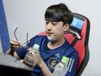 [포토] 경기를 준비하는 장동훈, 안경 체크는 필수지 