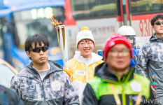 [뉴스] 화이팅, 평창! kt 롤스터, 시민 환호 속 성화봉송 참여