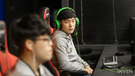[포토] 전력을 분석해 볼까... 안현수의 경기 지켜보는 김태환
