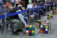 [포토] 누구보다도 빠른 손! 패밀리 게임존에서 만난 스피드 스택스와 큐브