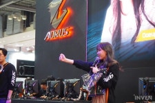 도읍지와 배그 한판? 지스타에 다양한 게이밍 기어 제품 선보인 기가바이트 어로스 부스