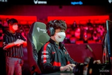 [LCK 스프링] 너무 빨리 성장하는 제우스...T1, 젠지 잡고 13연승