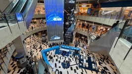 [포토] 실사 크기 이브와 함께하는 스텔라 블레이드 출시 현장