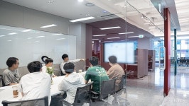 [포토] 밝고 투명한 업무 공간, 김대훤 대표의 에이버튼