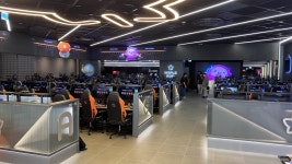 강남 한복판에 생긴 메이플스토리 테마 PC방, 메이플아지트