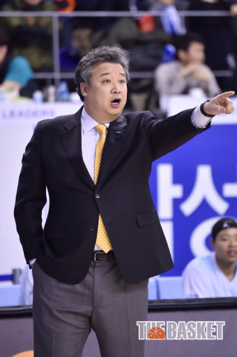 [포토] 임근배 감독 '저쪽이 자꾸 비잖아!'