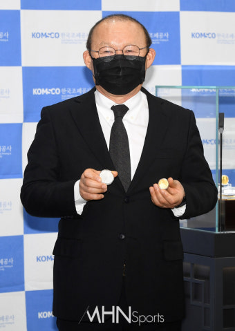 [포토] 박항서 감독 기념메달 공개