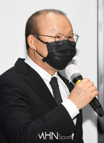 [포토] 박항서 감독 '기념메달 영광입니다'