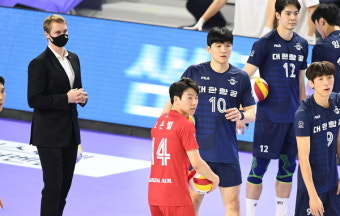 '정지석 복귀전' 대한항공, 우리카드 3-0 완파