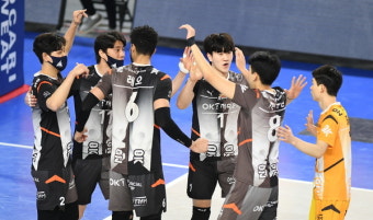 [V리그] '레오-차지환 37득점' OK금융그룹, 현대캐피탈 꺾고 4위 도약