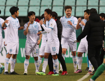 '정재희 결승골' 포항, 디펜딩 챔피언 전북 꺾었다···시즌 2승