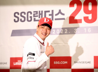 국내 복귀 SSG 김광현, 올해 연봉 81억 원···'역대 최고액'