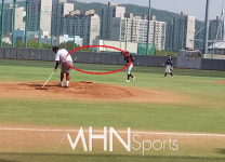 낡은 펜스&찢어진 잔디 고교야구, 부상에서 안전합니까?[박연준의시선]