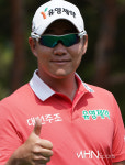 강경남 혼자 뻘쭘한 엄지 척 [포토]