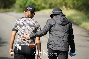 정윤지 '오르막길 뒤에서 밀어주는 엄마의 손길'[포토]