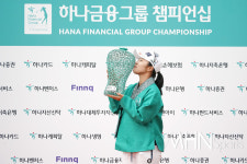 김수지 '하나금융그룹 챔피언십 우승 트로피에 키스'[포토]