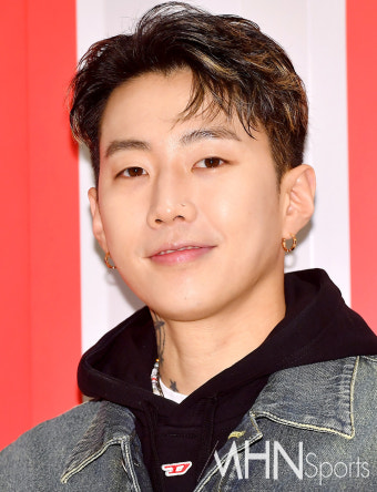 [Ms앨범] 박재범, 청청 + 우유빛 피부...'동안 패션 완성'