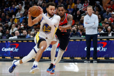 [NBA]스티븐 커 감독, "커리는 현 시대 마이클 조던"