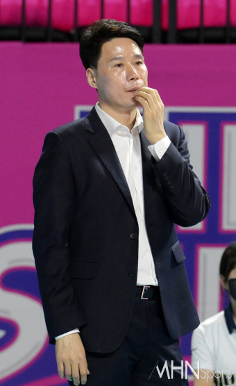 [Ms포토] 답답한 표정의 강성형 감독
