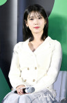 아이유 청순미 끝판왕...거지존 헤어 모범 답안 미모 [이현지의 타임]