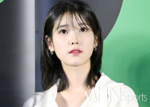 아이유 청순미 끝판왕...거지존 헤어 모범 답안 미모 [이현지의 타임]
