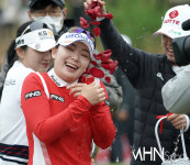 [Ms포토] 이다연 '꽃 세례 받으며 통산 7승 만끽'