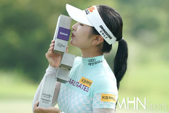 [Ms포토] 시즌 2승 이예원 '초대 우승 트로피에 짜릿한 키스'