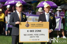 [Ms포토] K-BEE 존 지원금 블랙스톤 이천 대표에게 전달