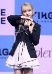 [Ms포토] 케플러 마시로 '망원경 하트를 날려'