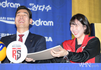 [Ms포토] 빵터진 고희진 정관장 감독과 이소영