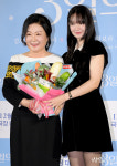 [Ms포토] 김해숙-신민아 모녀사랑 야채꽃다발