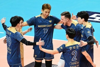 5세트 11-13서 마테이 3연속 득점…1위 우리카드, 최하위 KB손보에 3-2 신승