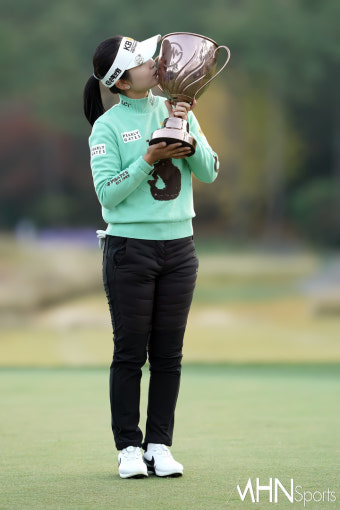 [Ms포토] 이예원 '위믹스 챔피언십 우승 트로피에 키스'