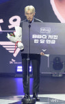 [Ms포토] 오너 문현준, 황홀한 퍼스트 블러드상 수상