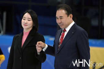 [Ms포토] 시상식 참석하는 빙상연맹 윤홍근 회장