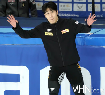 [Ms포토] 은메달 황대헌 '아쉬운 귀공자의 손 인사'